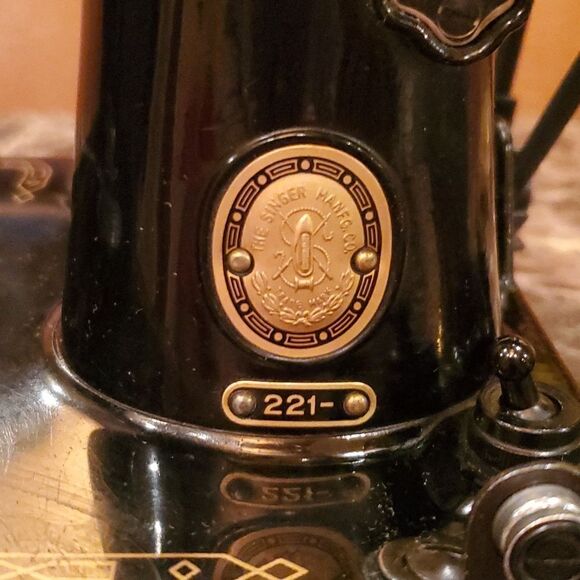 Antique Singer Sewing Machine, Featherwieght Model,  EXCELLENT CONDITION! - Picture 4 of 17